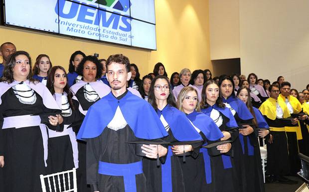 Cor da faixa beca de formatura: entenda o significado e por que cada curso tem uma cor diferente