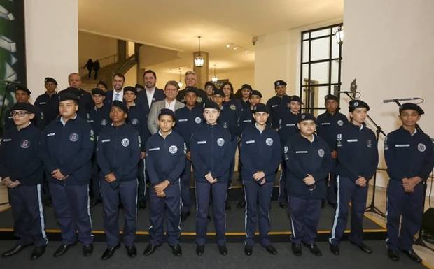 Por Trás do Debate: Uma Análise Essencial sobre o Futuro das Escolas Cívico-Militares