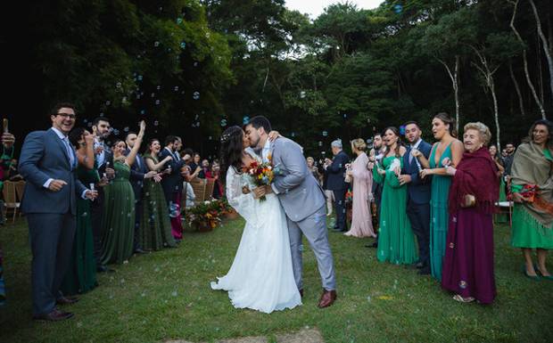 Já se passou 1 ano desde o “sim” da Gabi e do Pedro e essas fotos continuam dizendo tanto quanto naquele dia.