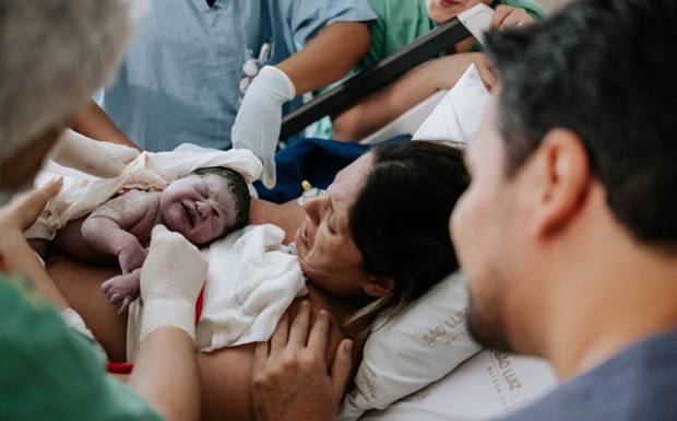 Parto normal ou cesárea: o que realmente muda na fotografia do nascimento?
