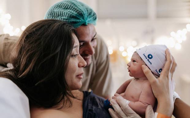 É estranho ter uma fotógrafa no parto? Entenda como funciona o registro do nascimento