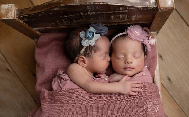 A Magia da Fotografia de Recém-Nascidos: O Vínculo Especial entre Irmãs Gêmeas