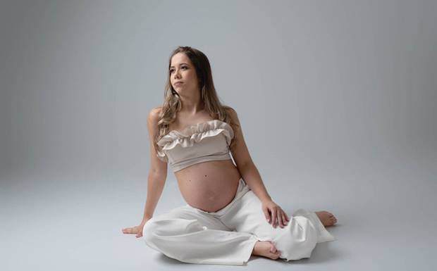 Ideias de fotos para ensaio gestante elegante em estúdio