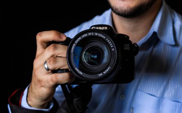 Por que contratar um fotógrafo profissional para o meu casamento?