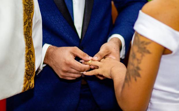 Escolhendo a aliança de casamento