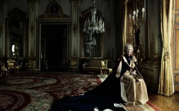 A Majestade da Luz: O Retrato Icônico de Annie Leibovitz para a Rainha Elizabeth II