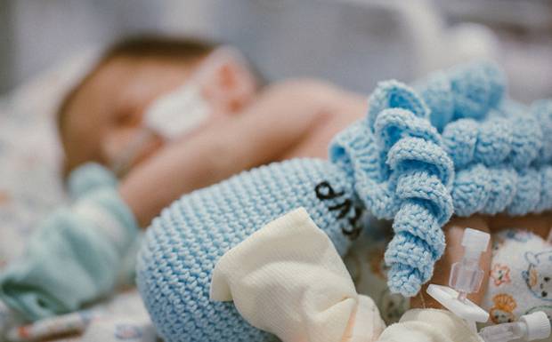 Novembro Roxo: conscientização sobre a prematuridade e a importância de humanizar o cuidado neonatal