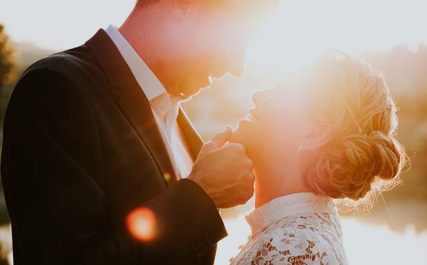 CASAMENTO NO PÔR DO SOL: QUAL MELHOR HORÁRIO PARA COMEÇAR A CERIMÔNIA?
