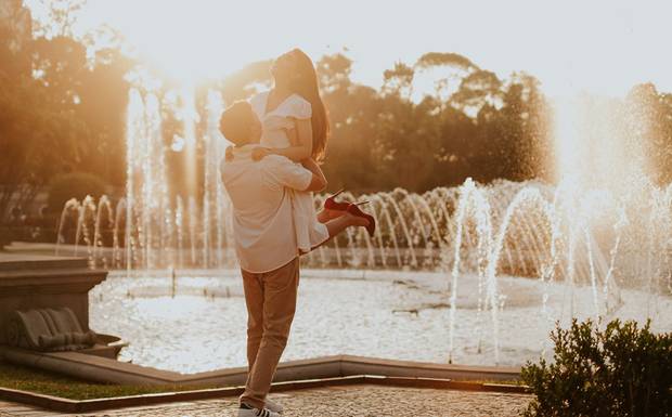 Qual vestido fica melhor nas fotos do pré wedding? Confira modelos, cores e dicas para acertar no look do seu ensaio