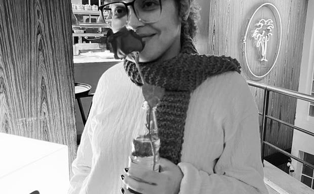 Era domingo, um dia que começa preguiçoso e lento, deveria trazer descanso.