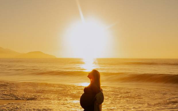Ensaio Gestante ao Nascer do Sol em Caraguatatuba e São Sebastião: um momento único que merece ser eternizado