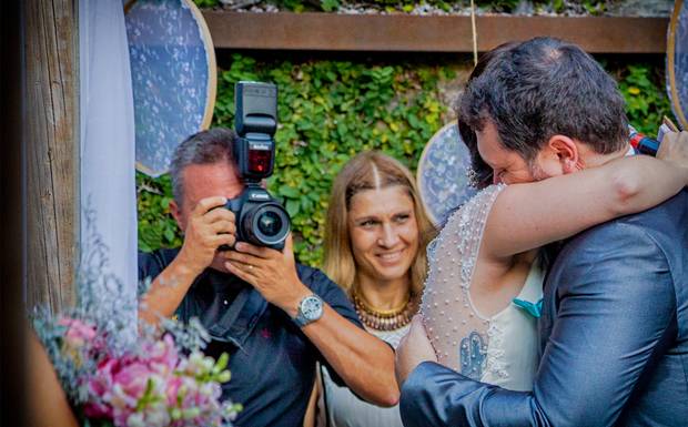 Procurando um fotógrafo de casamento? Aqui está o que fazer.