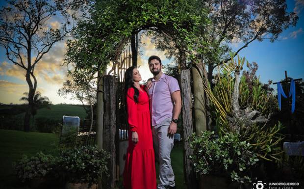 Ter uma equipe profissional para fotografar e filmar o seu casamento é essencial por várias razões importantes. Aqui estão alguns motivos pelos quais contar com profissionais é altamente recomendado: