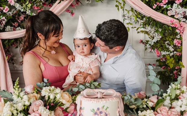 Vale a pena fazer a festa de 1 ano do bebê? Entenda o significado desse momento para a família