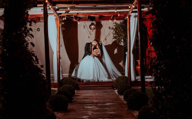 Casamentos ao Ar Livre vs. Casamentos em Locais Fechados