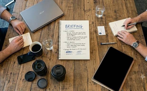 Como funciona a produção de vídeo institucional: do briefing à entrega