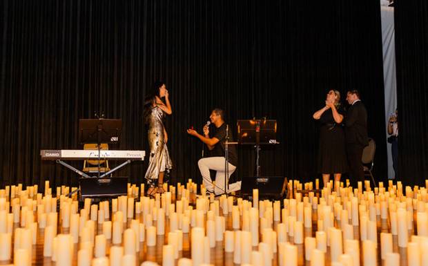 Candlelight: Brasilienses Revivem Beleza Sonora de Frank Sinatra com Direito a Pedido de Casamento