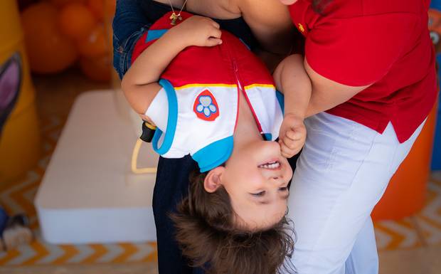 Por que a mãe quase não aparece nas fotos da própria festa que ela organizou