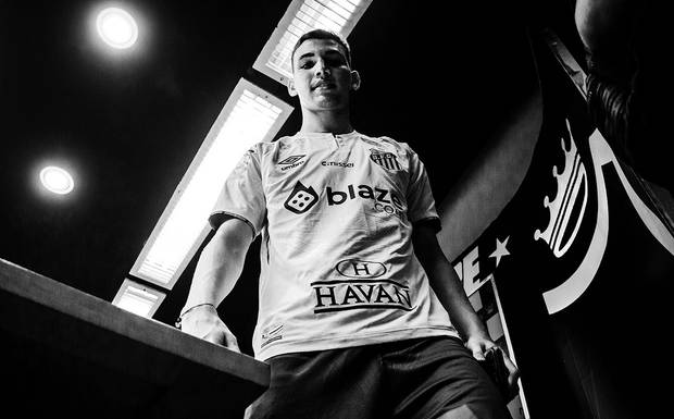 De volta para casa: Deivid Washington é apresentado pelo Santos na Vila Belmiro