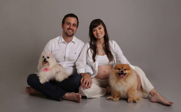 Amor que late e espera: ensaio gestante com cachorrinhos