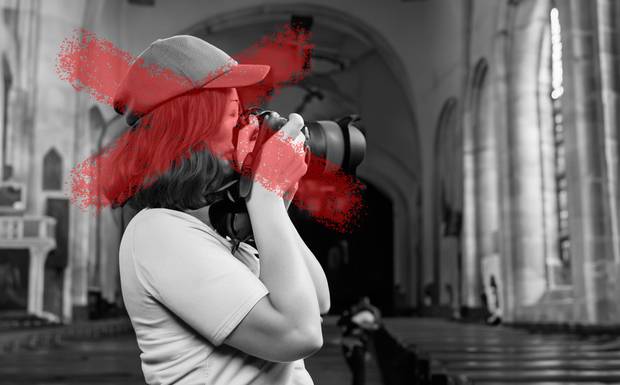 Como um Fotógrafo Não Deve Comportar-se numa Cerimónia Religiosa