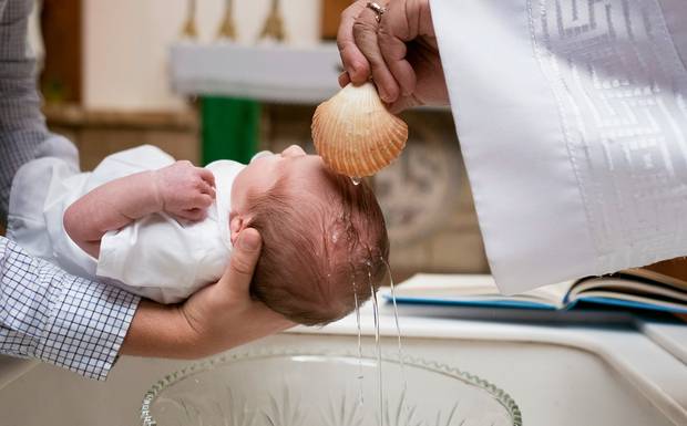 Porque Contratar um Fotógrafo Profissional para Registar o Batizado do Seu Filho

