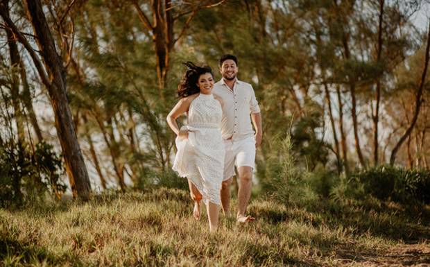 Qual pose devo fazer para foto? Capturando a Energia Única de Cada Amor