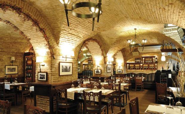 Como Se Comunicar em um Restaurante Italiano: Frases e Dicas para Brasileiros