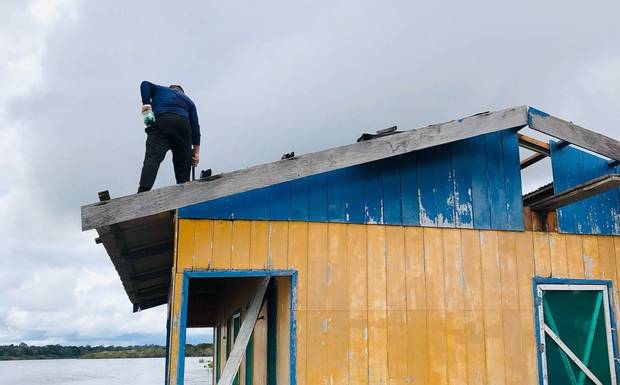 Prefeitura de Canutama realiza substituição parcial do telhado de flutuante da APA Jamanduá e instala antenas de telefonia