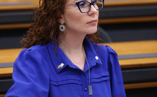Coordenada pelo STF, Deputada Carlas Zambelli  anuncia saída do Brasil 