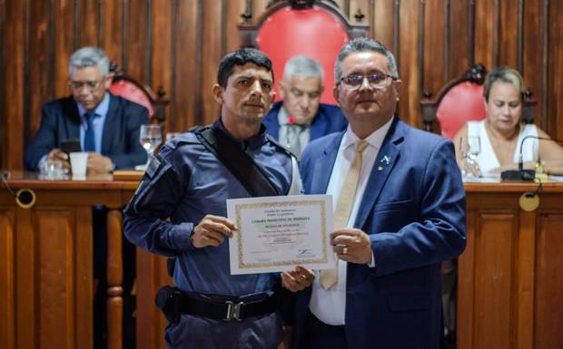 Vereador Sargento de Macedo homenageia agentes de segurança com Moção de Aplauso