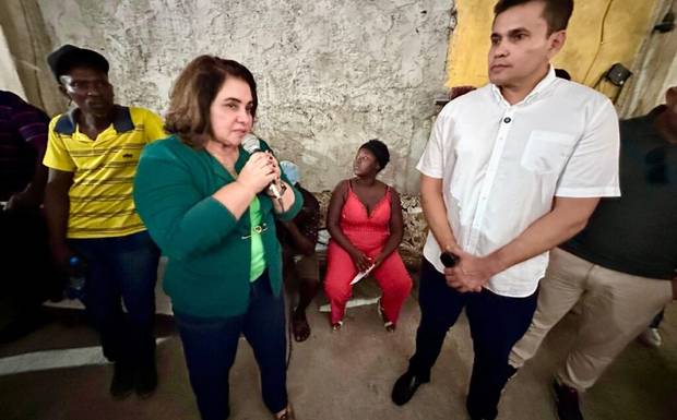 Maria do Carmo e Coronel Rosses prestam apoio a ambulantes vítimas de operação no Centro de Manaus