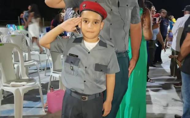 De um sonho à farda: pai realiza desejo de infância ao colocar a boina no próprio filho no Colégio Militar Tiradentes XXII