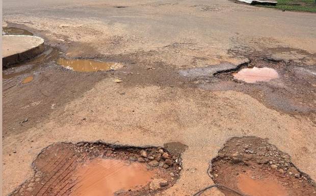 MORADORES TAMPAM BURACOS POR CONTA PRÓPRIA EM HUMAITÁ ENQUANTO PREFEITURA IGNORA SITUAÇÃO 