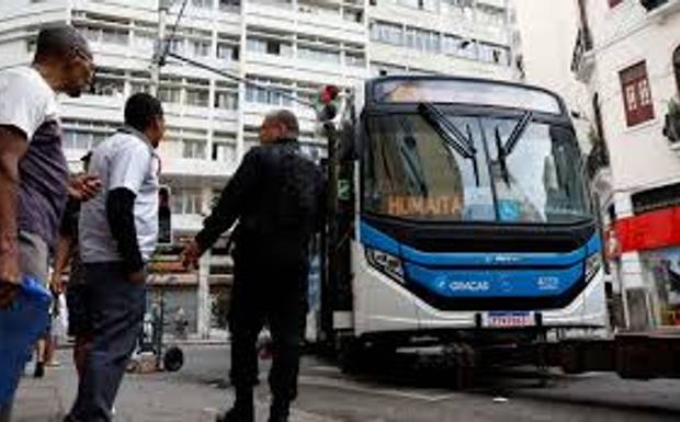 Operação fecha Avenida Brasil e afeta circulação de trens no Rio