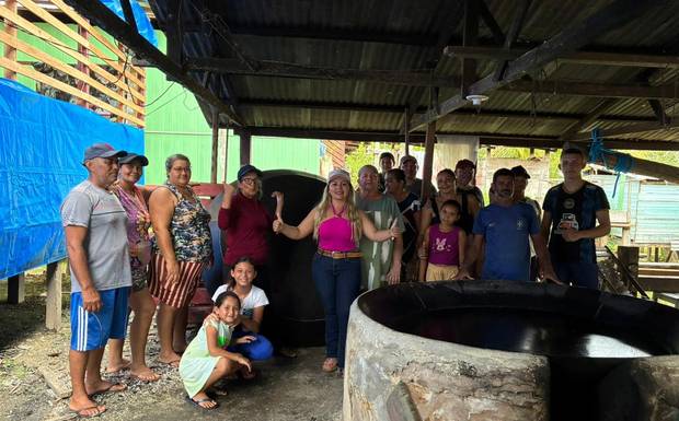 Vereadora Catianne Alves, deputado Silas Câmara e Prefeitura entregam forno a produtores rurais em Canutama