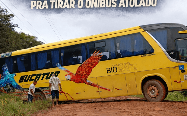 Motorista da Eucatur caminha quase trinta minutos para pegar enxada e prancha e tentar retirar ônibus atolado na BR-230