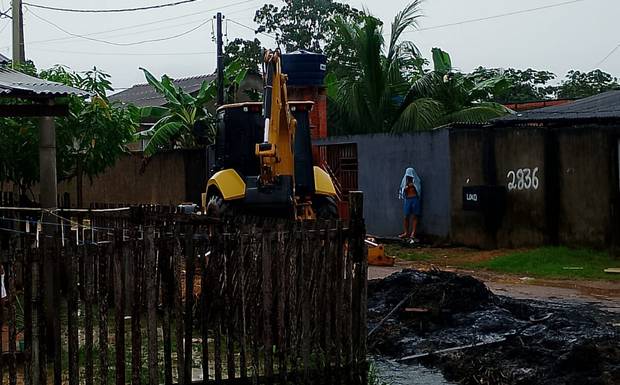 Moradores da rua Manicoré denunciam ao portal Notícias na Mão abandono e pagam do próprio bolso para limpar vala em Humaitá
