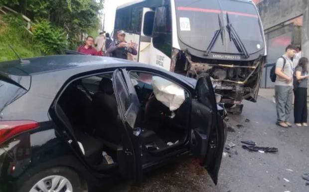 Motorista de 67 anos morre preso às ferragens após acidente em Manaus