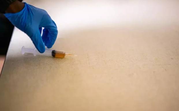 Homem usa seringa com líquido desconhecido para atacar deputada opositora a Trump nos EUA