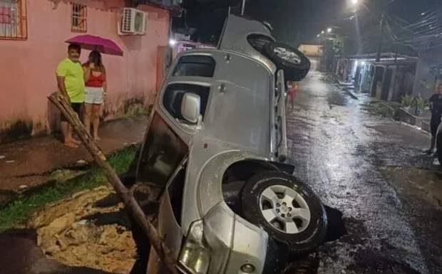 Cratera ‘engole’ picape durante temporal em Manaus