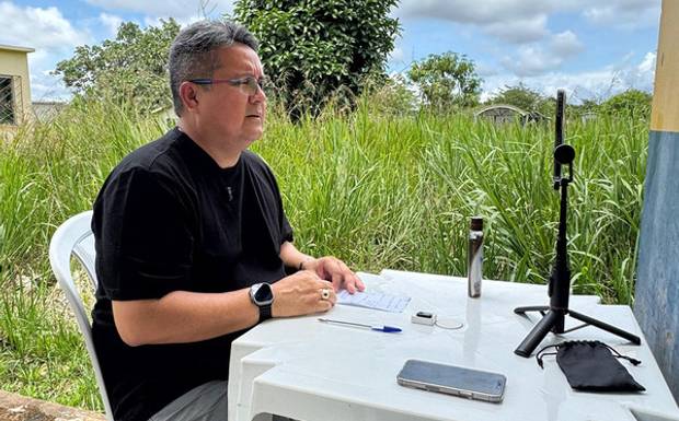 Vereador Sargento de Macedo faz live no cemitério de Humaitá e denuncia abandono