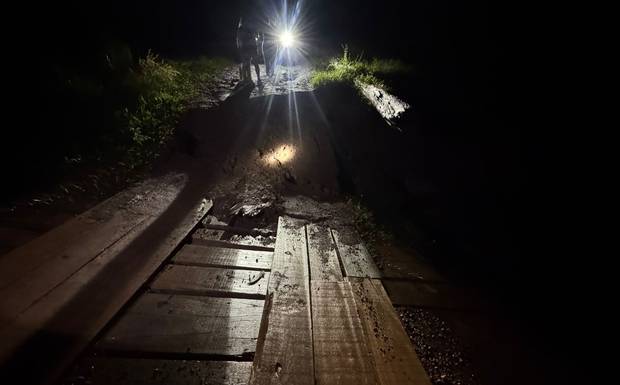 Moradores ficam isolados após rompimento de ponte no Ramal Santo Antônio, em Canutama