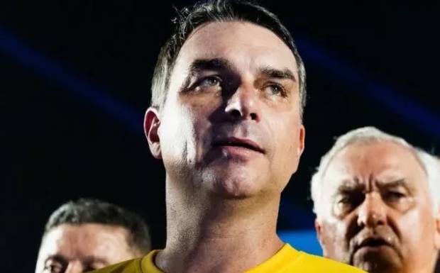 Flávio Bolsonaro vai aos Estados Unidos para reunião com Trump, diz pré-campanha