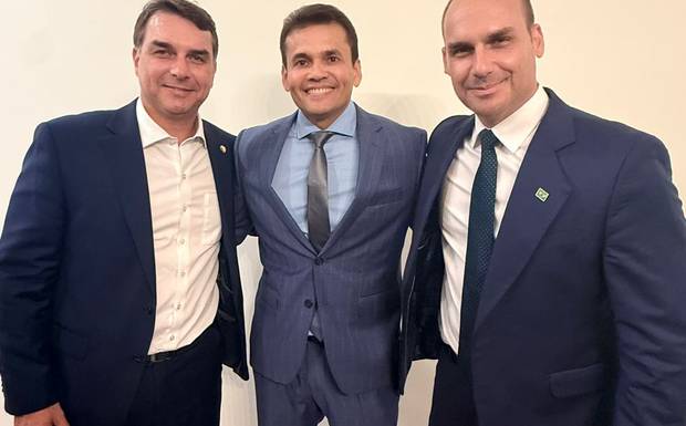 Em Washington, Coronel Rosses atua como anfitrião e recebe Flávio e Eduardo Bolsonaro para alinhar estratégias da direita