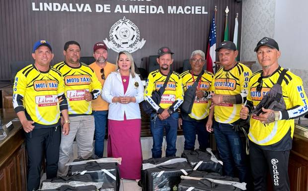 Deputado João Luiz e vereadora Catianne realizam entrega de caixas de transporte para mototaxistas e motoboys em Canutama