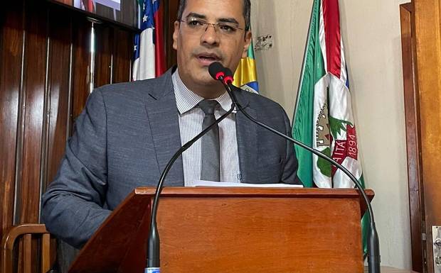 Dr. Amadeu Neto vota 