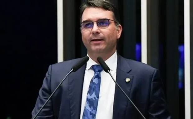 Flávio Bolsonaro diz que, se eleito, pretende suspender reforma tributária por um ano