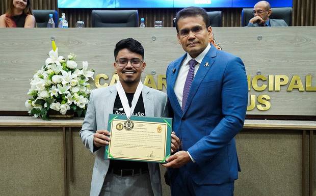 POR INICIATIVA DO CORONEL ROSSES, HUMORISTA WILLIAN OLIVEIRA É HOMENAGEADO COM A MEDALHA DE OURO RODOLPHO VALLE NA CÂMARA 