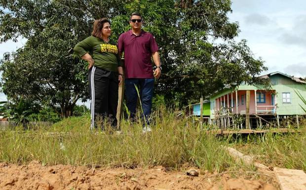 Professora Maria do Carmo critica abandono urbano e falta de infraestrutura em Envira